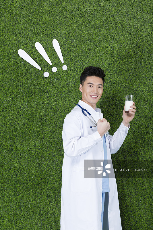草地创意青年男医生拿着牛奶图片素材