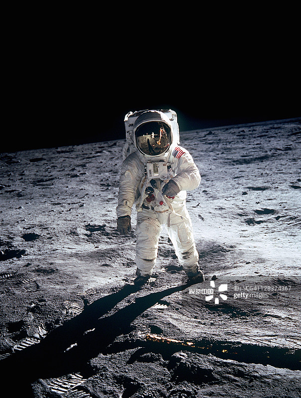 在阿波罗11号任务期间拍摄的埃德温·奥尔德林的照片。尼尔·阿姆斯特朗(Neil armstrong)的身影映在帽舌上。图片素材