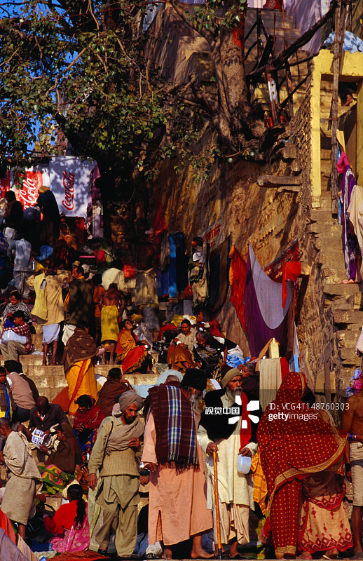 在瓦拉纳西的拉金德拉帕萨德高特博士上的印度教朝圣者。图片素材