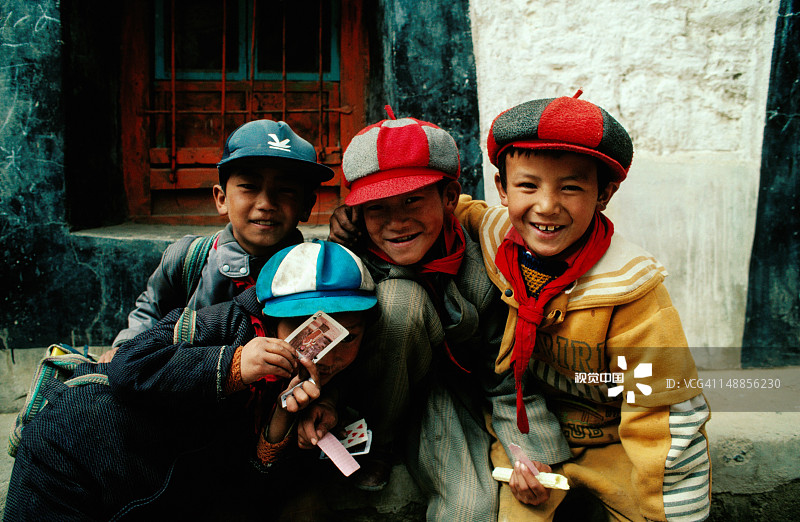 男孩们在Shol村打牌。图片素材