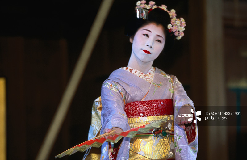 在节子文庆祝活动期间，一名艺妓在安坂神社表演。节后节标志着冬天的最后一天，也是驱除旧年厄运，迎接新年好运的机会——日本近树省京都图片素材