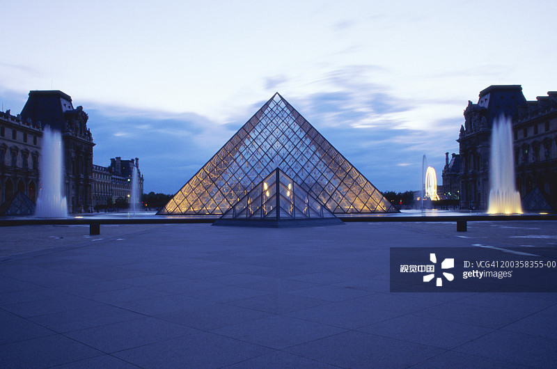 法国，巴黎，卢浮宫，贝金字塔，黄昏图片素材
