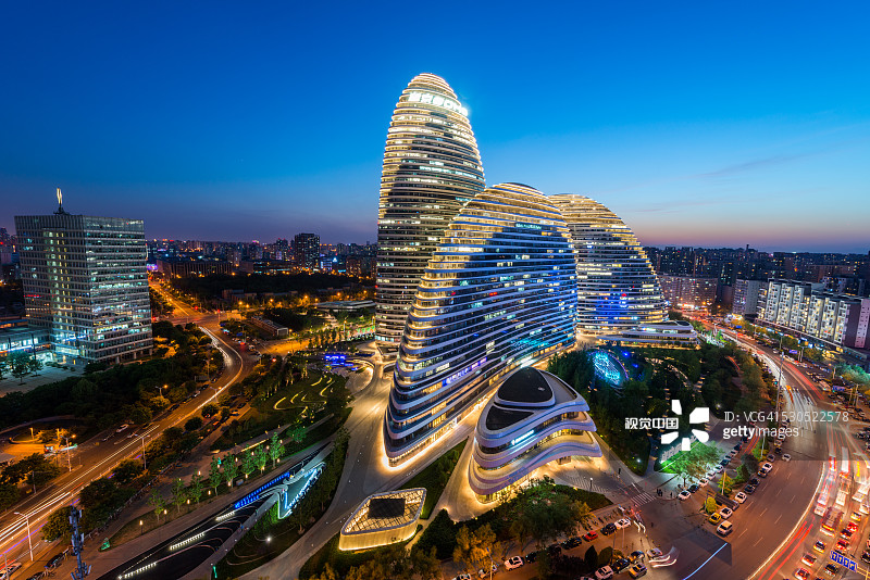 北京夜晚灯火通明的摩天大楼图片素材
