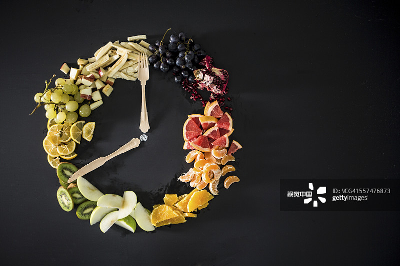 由水果，蔬菜和餐具制成的钟图片素材