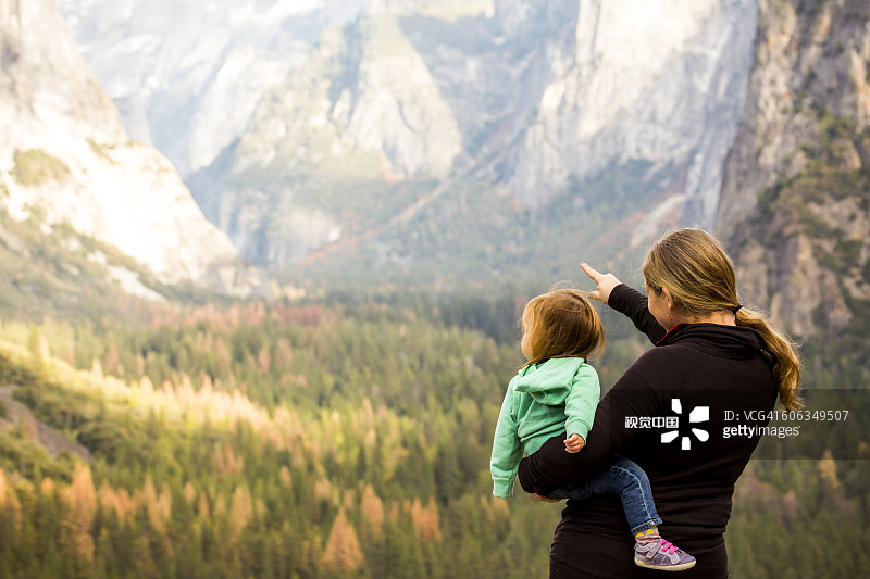 白人母亲和女儿在约塞米蒂国家公园，加利福尼亚州，美国图片素材