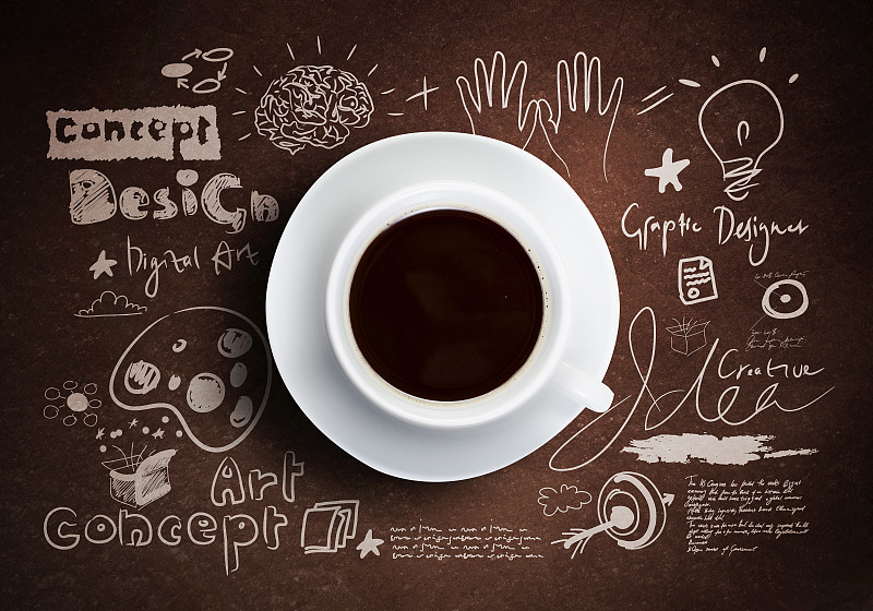 咖啡休息。近距离的一杯咖啡在桌子上与草图的背景图片下载