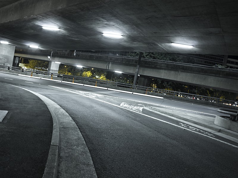 夜间的城市高速公路地下通道图片素材