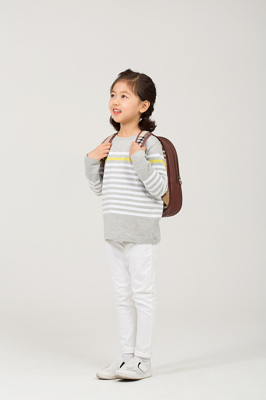一个背着背包准备上学的女孩图片下载