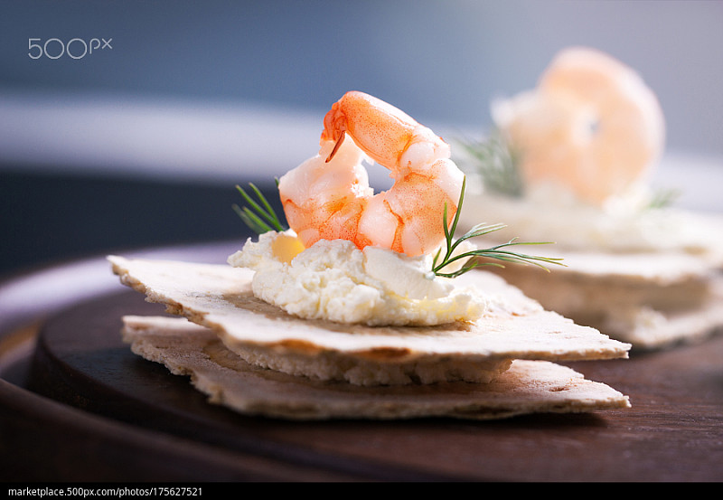 开胃小菜和虾，奶酪和小茴香在一个小面包，特写图片下载