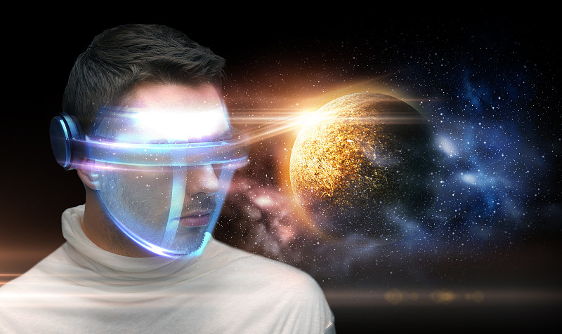 空间，未来技术和虚拟现实概念-人在未来的3d眼镜在行星和星星的背景。戴着3d眼镜的人类俯瞰着地球和太空图片下载