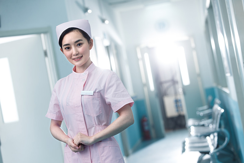 年轻的女护士在医院走廊图片下载