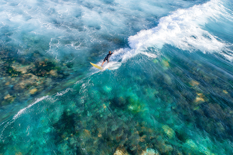 航拍 巴厘岛之蓝梦岛 海滩冲浪运动图片下载