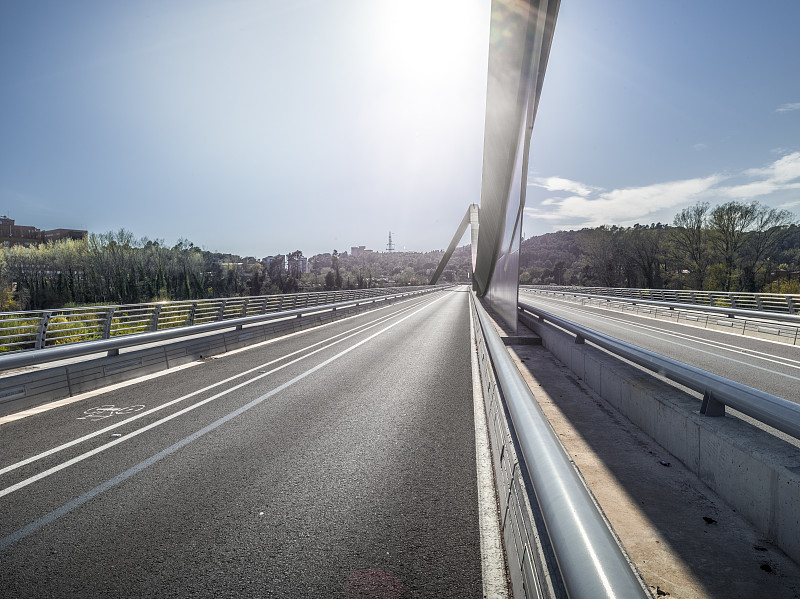 在西班牙巴伦西亚，后板显示了一座有着现代扫铁结构的桥梁上的柏油路图片下载