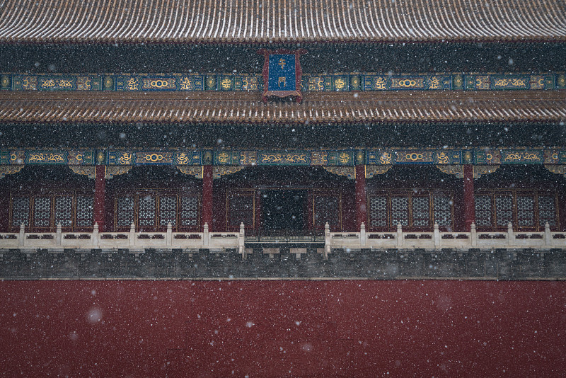 大雪纷飞中的北京故宫午门图片下载