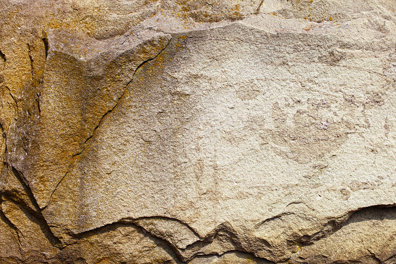纹理古老的石墙上长满了青苔图片素材