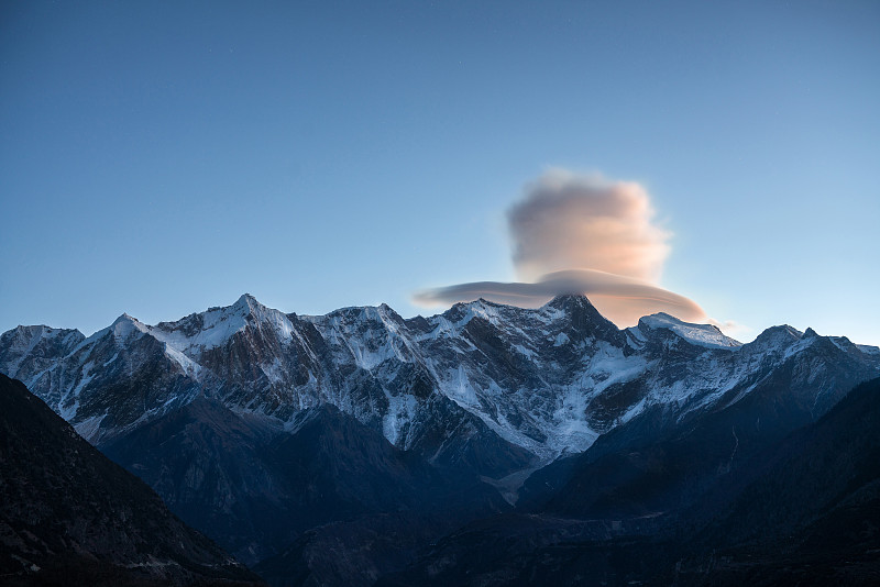 西藏林芝南迦巴瓦雪山上的帽子云图片下载