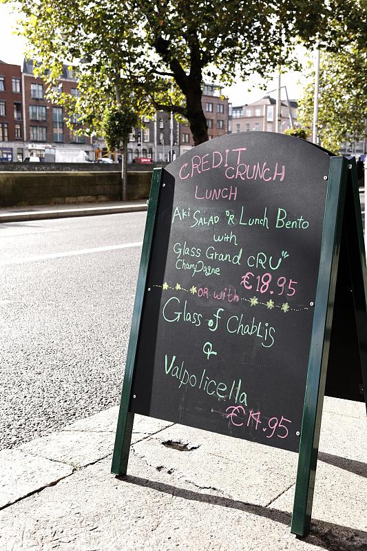 爱尔兰街头黑板食物菜单，信贷紧缩午餐，都柏林，爱尔兰，欧洲图片下载