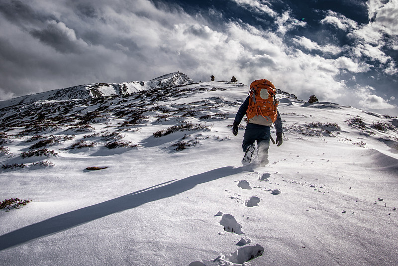 攀登雪山的旅行者图片下载