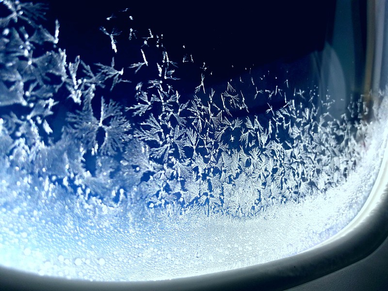 飞机窗户上的冰晶图片下载
