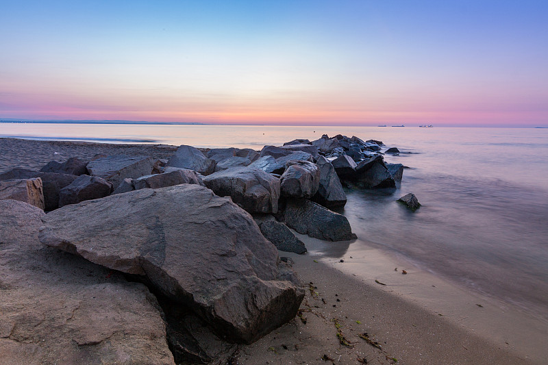 日出时海面上的岩石图片下载