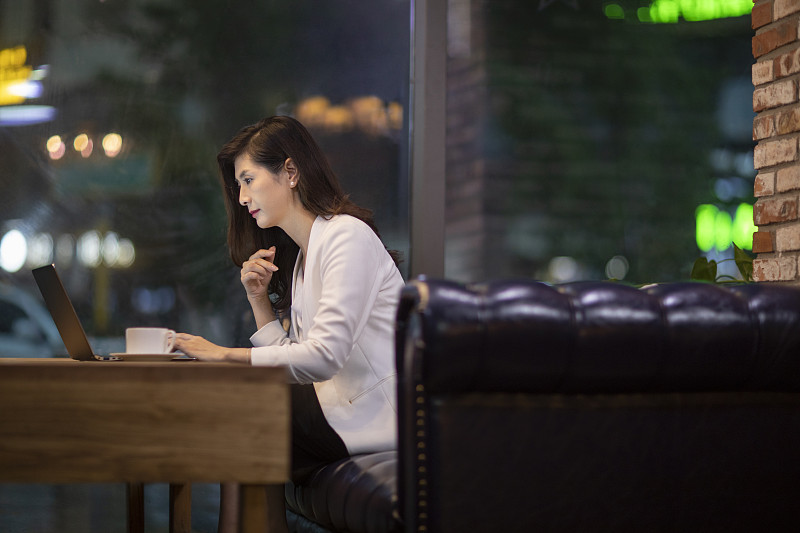 商务女性在咖啡馆使用电脑图片素材