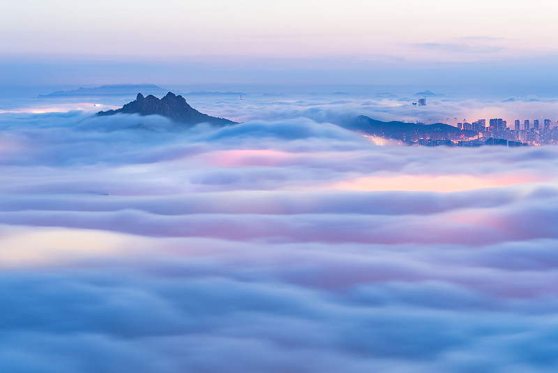 青岛城市平流雾自然景观图片素材