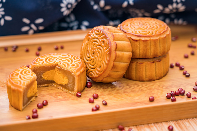 放在托盘里的中国中秋节美食蛋黄莲蓉月饼图片素材