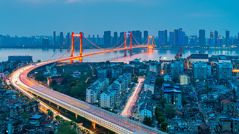 中国湖北武汉鹦鹉洲长江大桥夜景图片素材