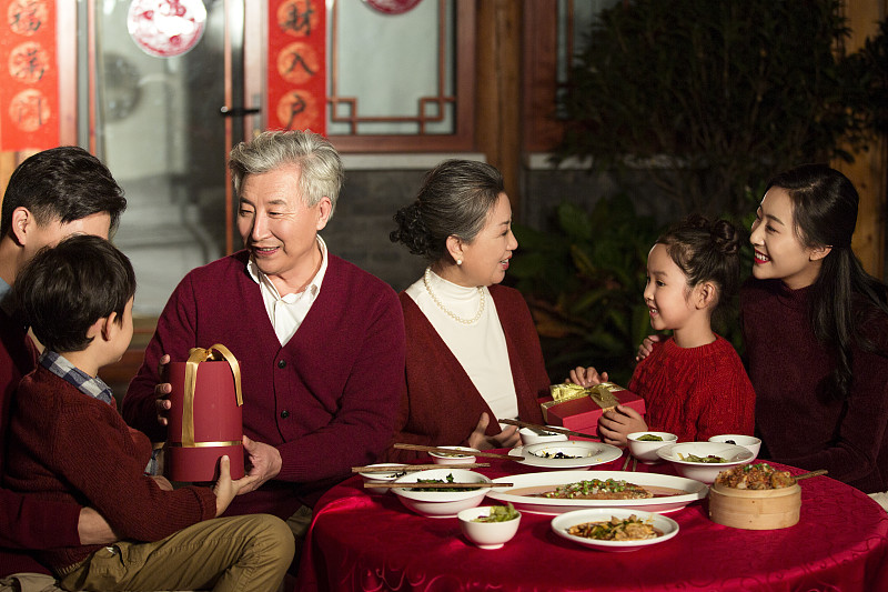 幸福家庭吃年夜饭图片素材