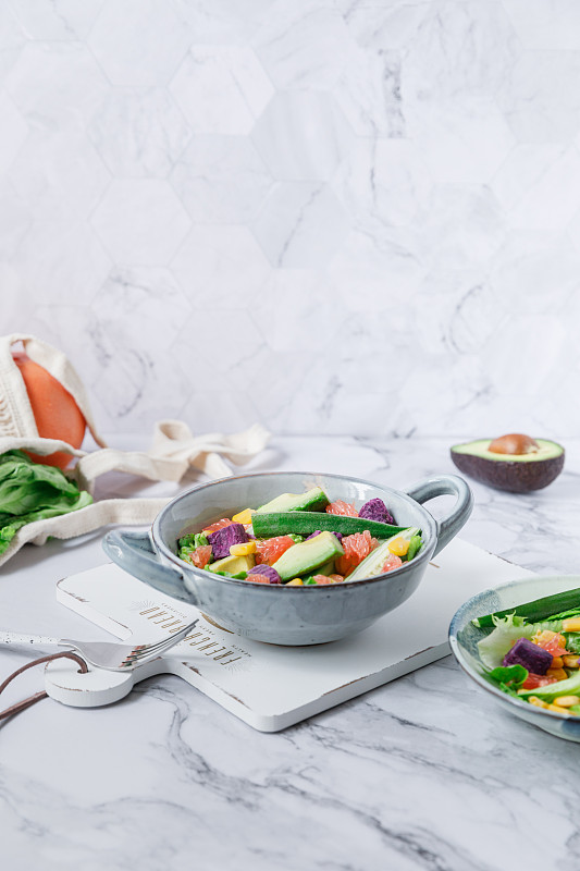 家庭自制健康营养绿色美味蔬果沙拉图片下载