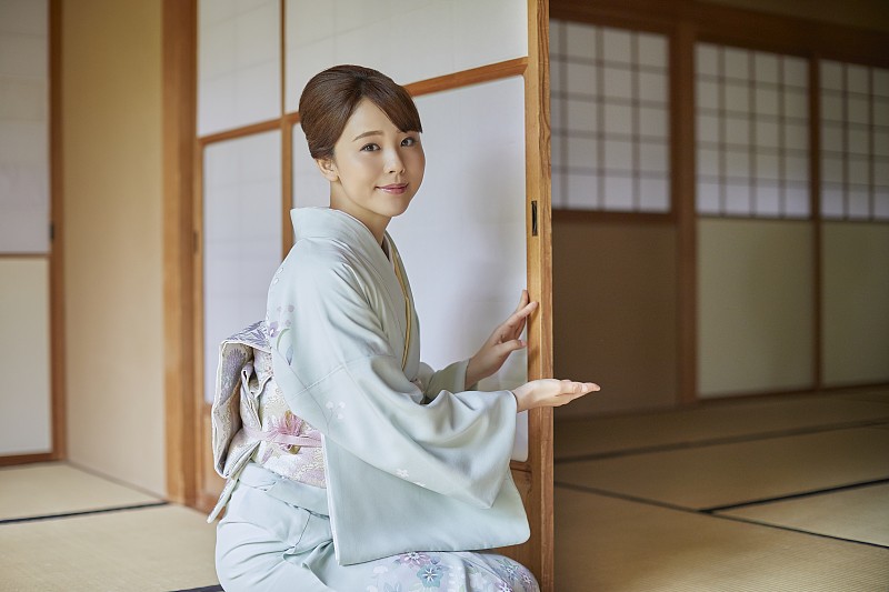 穿着传统和服的年轻日本妇女图片下载