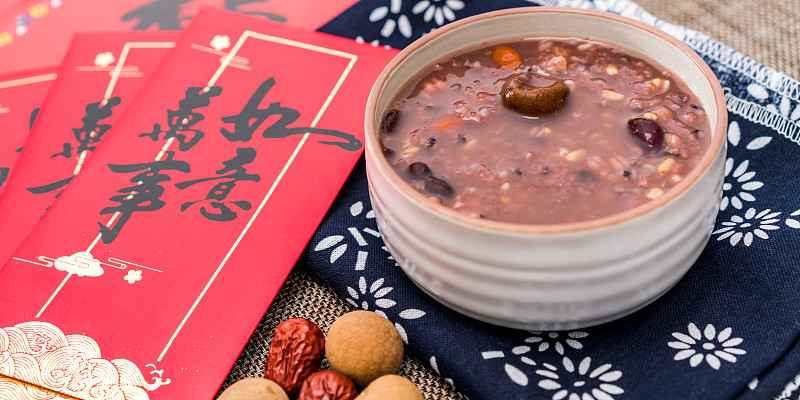红包、对联背景下的中国传统美食腊八粥图片下载