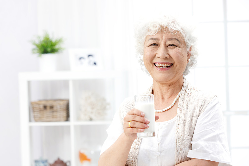 幸福的老年人喝牛奶图片下载