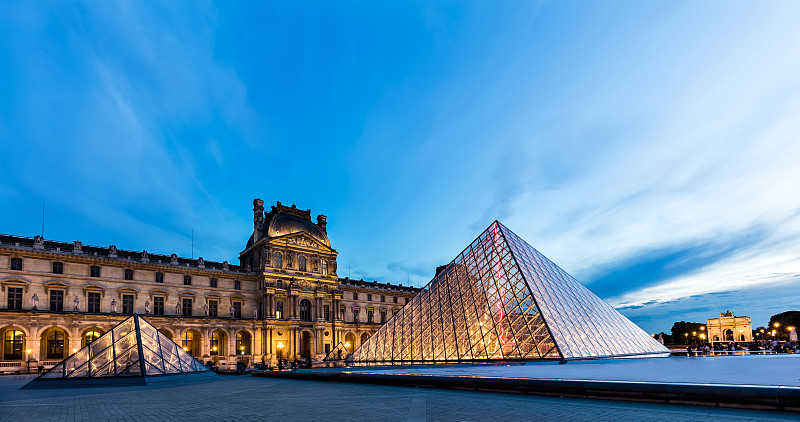 Louvre museum at dusk, Paris, France图片下载
