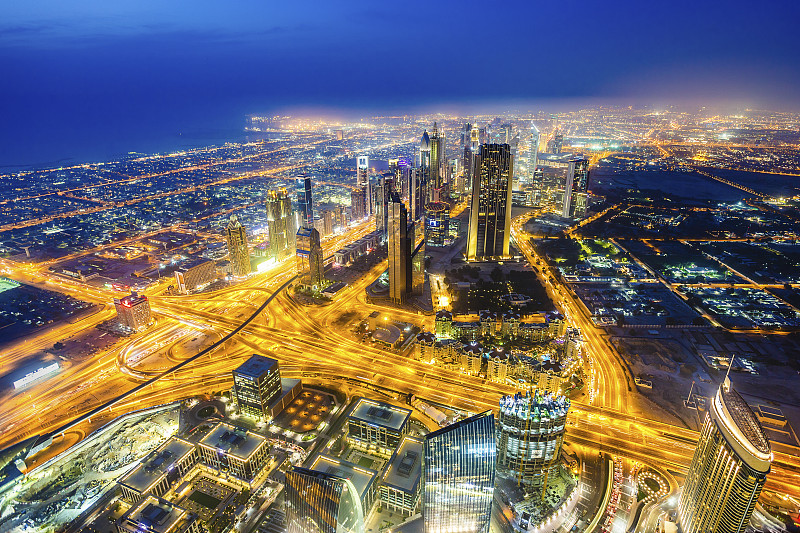 暮色中的现代迪拜城市景观，阿拉伯联合酋长国图片下载