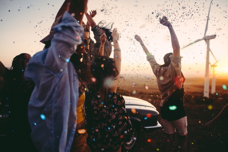 青少年庆祝缤纷的五彩纸屑在夏季公路上图片下载