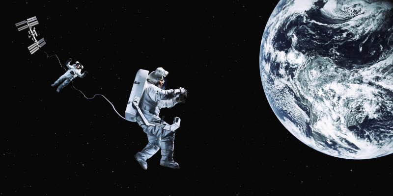 宇航员漂浮在太空中图片素材