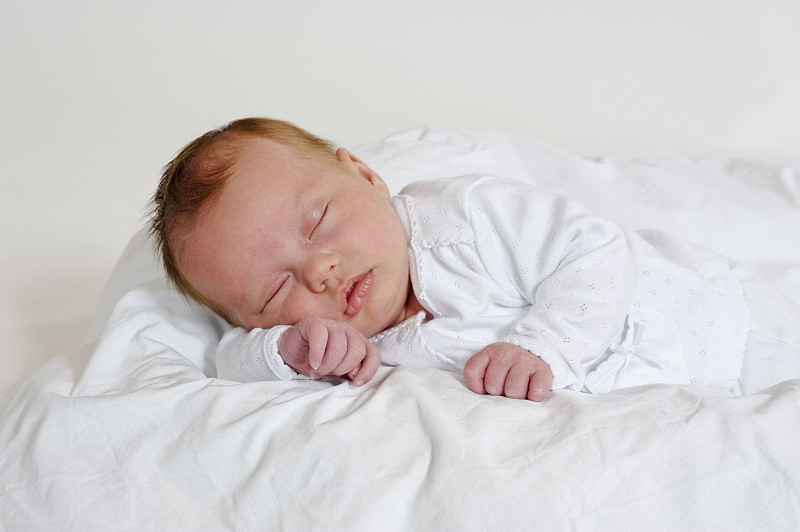 宝宝，4周大，女孩睡得很放松图片下载