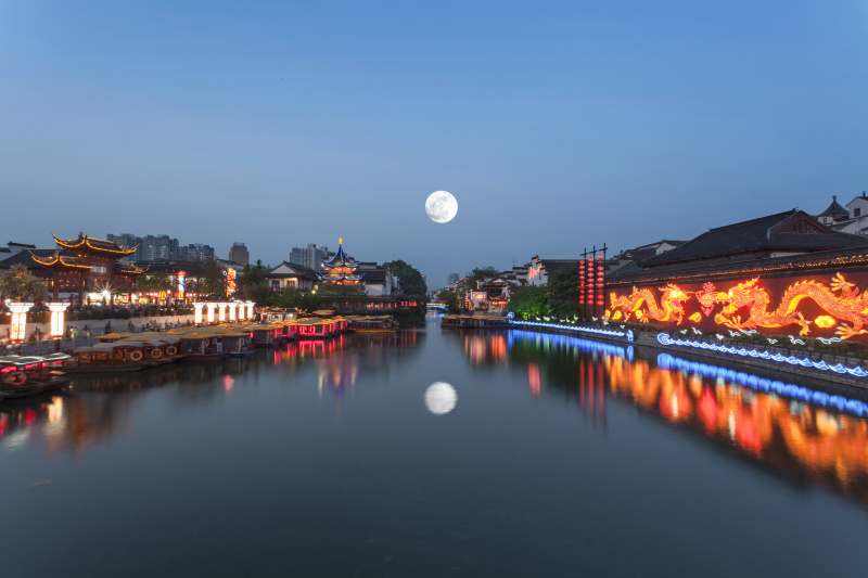中国江苏省南京市的秦淮河在晚上满月图片下载