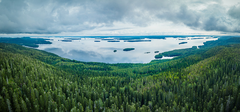 在一个阴天的夏天，在芬兰的科利国家公园山旁边的Pielinen湖的空中全景图片下载