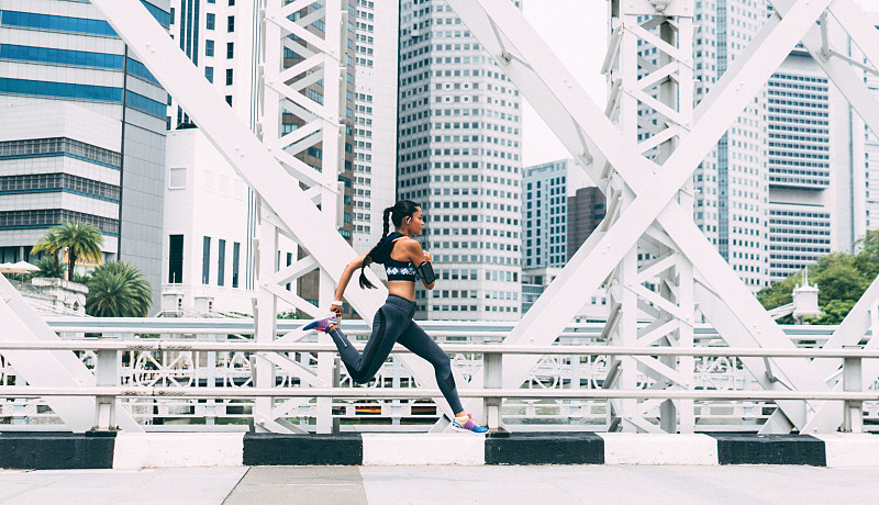 亚洲女运动员在城市里跑步图片下载