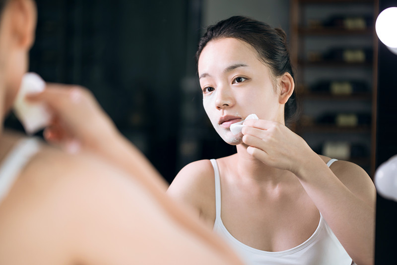 中国年轻女子在卸妆。图片下载