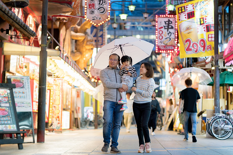 一家游客探索日本购物区图片下载