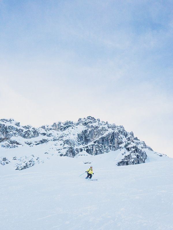 雪山的全景与滑雪者在边远地区图片下载