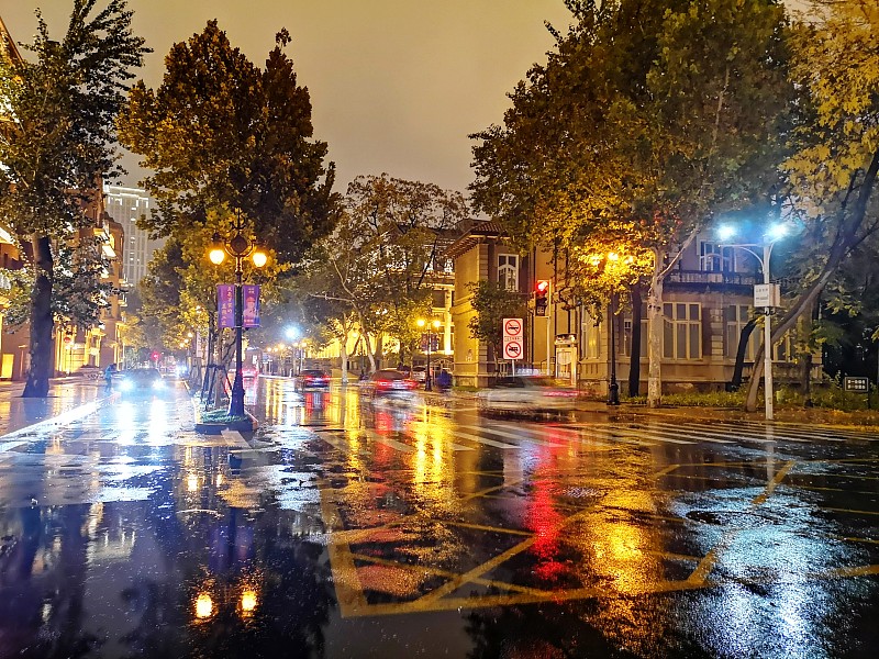 雨季湿照明城市街道图片素材