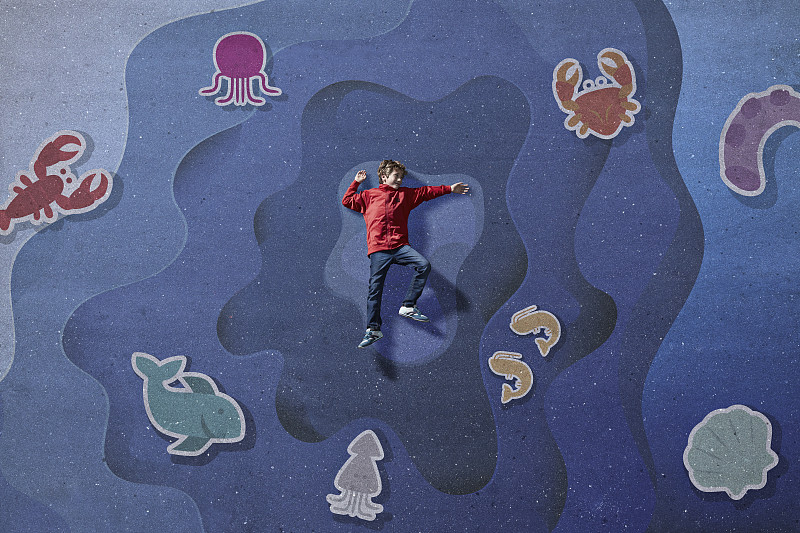 男孩躺在画想象画海洋的背景海洋生物图片素材