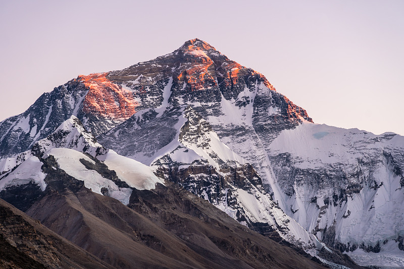西藏珠穆朗玛峰上的日落图片下载