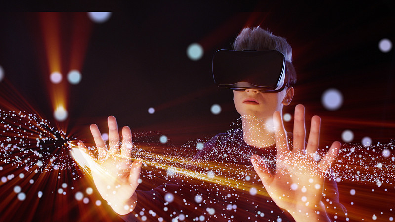 人类探索虚拟现实。VR耳机。宇宙尘埃图片下载