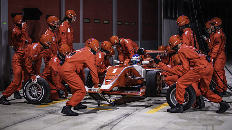 维修站团队正在研发一辆红色方程式赛车图片素材