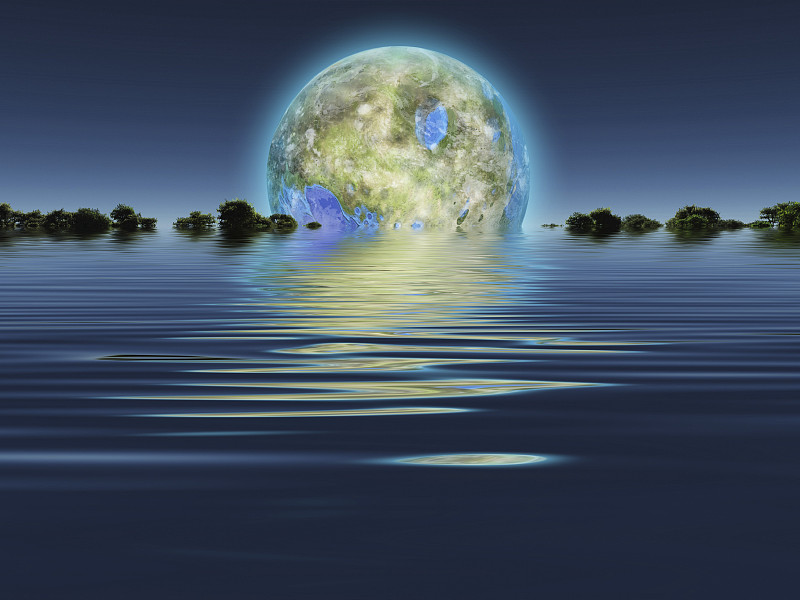 地球化的月亮升起在水面上图片素材
